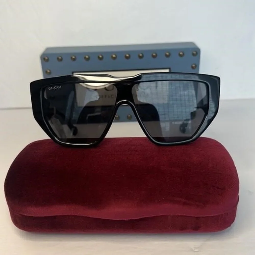 New Authentic- GUCCI Grey Shield Unisex Sunglasses\nGG0997S 002